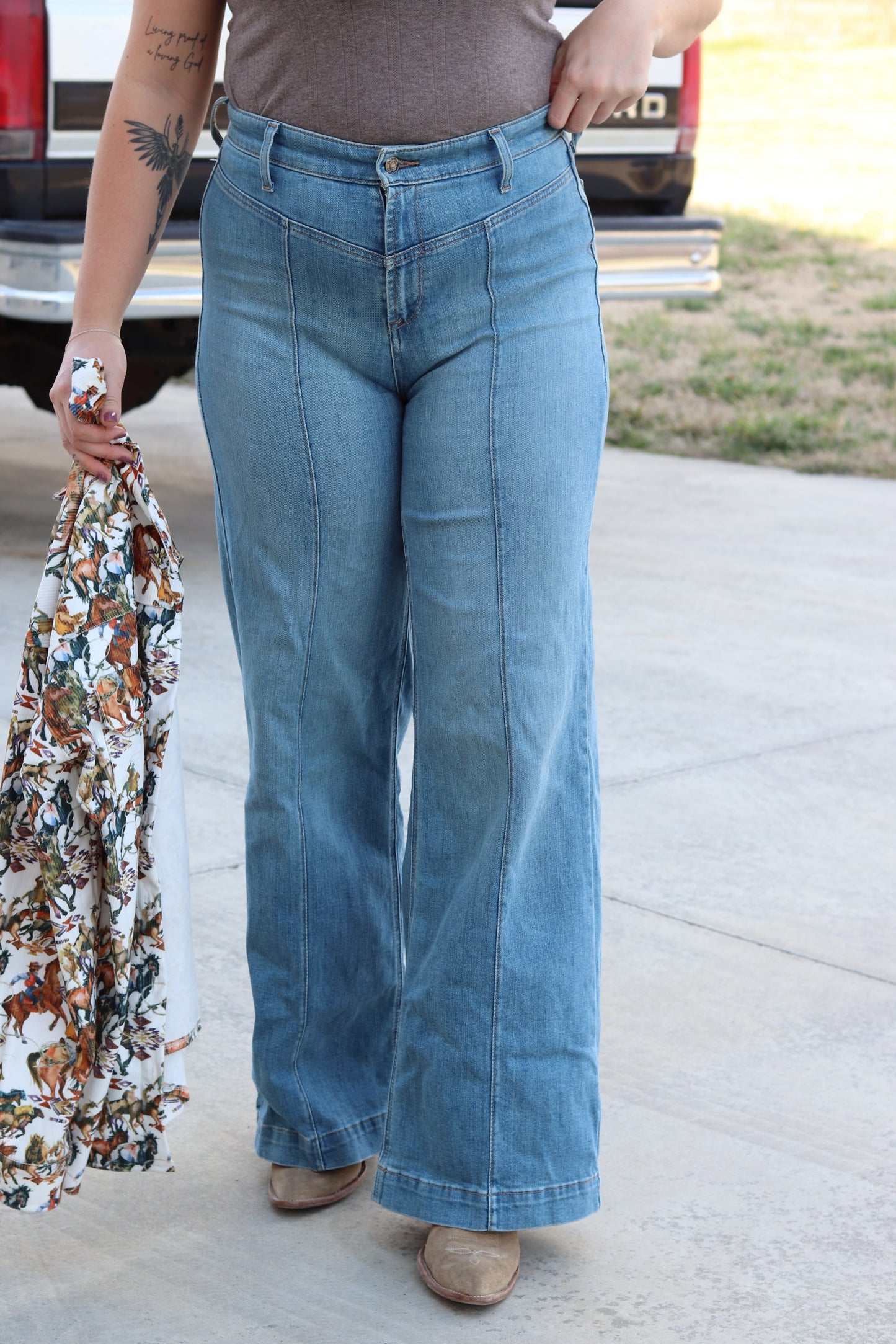Ultra High-rise Sloane Ariat Jean